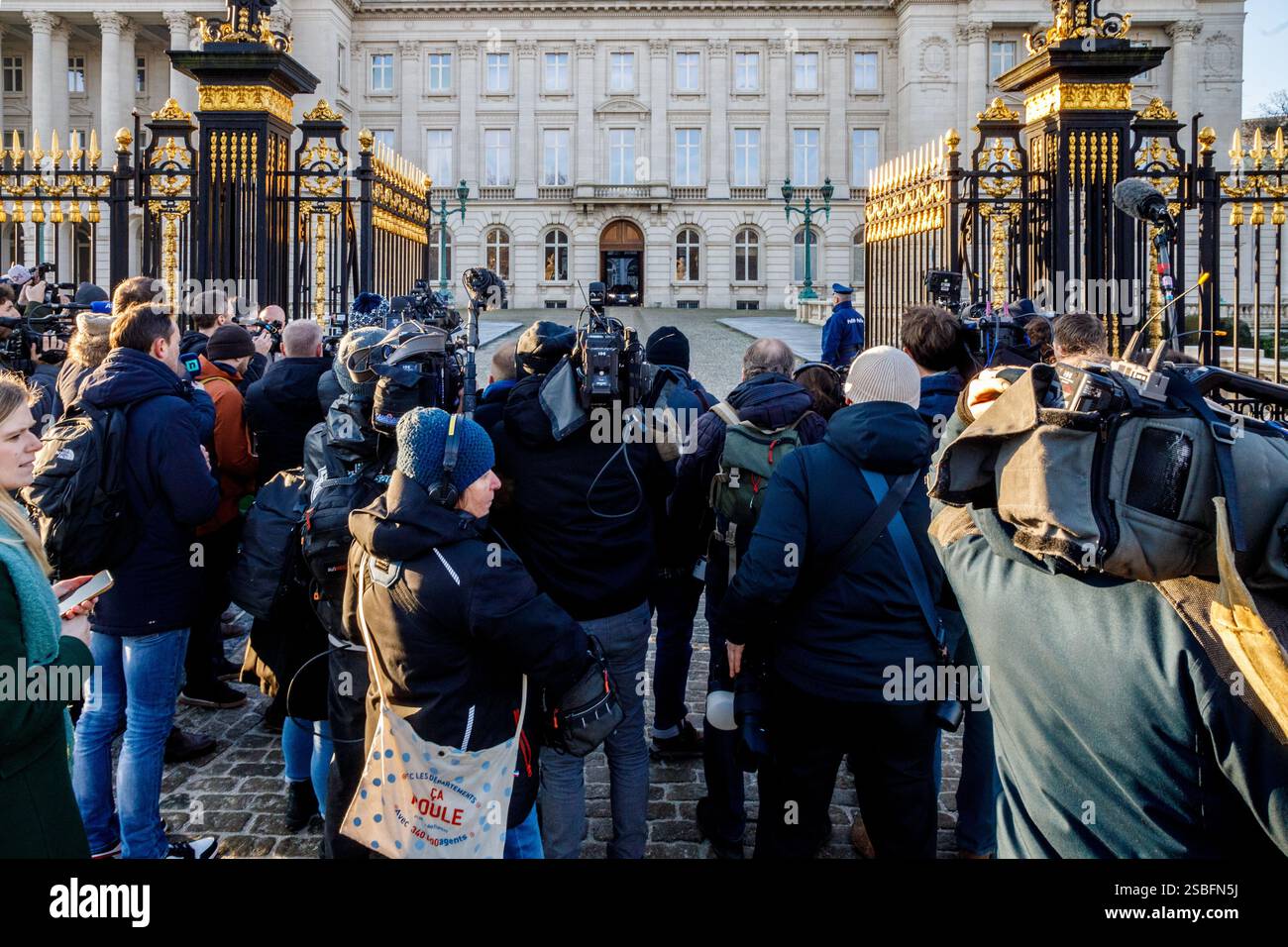 Bruxelles, Belgique. 03rd Feb, 2025. Photo de presse devant le Palais Royal, pour la cérémonie de serment du nouveau premier ministre et des membres du gouvernement fédéral au Palais Royal, lundi 03 février 2025, à Bruxelles. Les négociateurs des cinq partis qui composent la coalition de l'Arizona - la N-va, MR, engagés, Vooruit et CD&V - sont parvenus à un accord gouvernemental vendredi soir. BELGA PHOTO HATIM KAGHAT crédit : Belga News Agency/Alamy Live News Banque D'Images