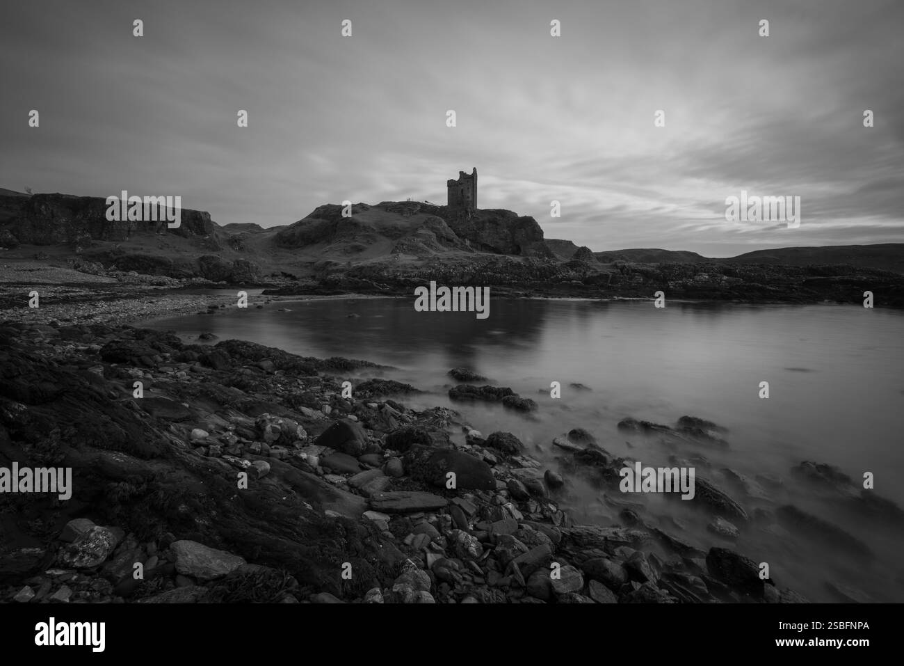 Image de paysage noir et blanc du château de Gylen sur l'île de Kerrera, West Highlands, Écosse, Royaume-Uni. Banque D'Images