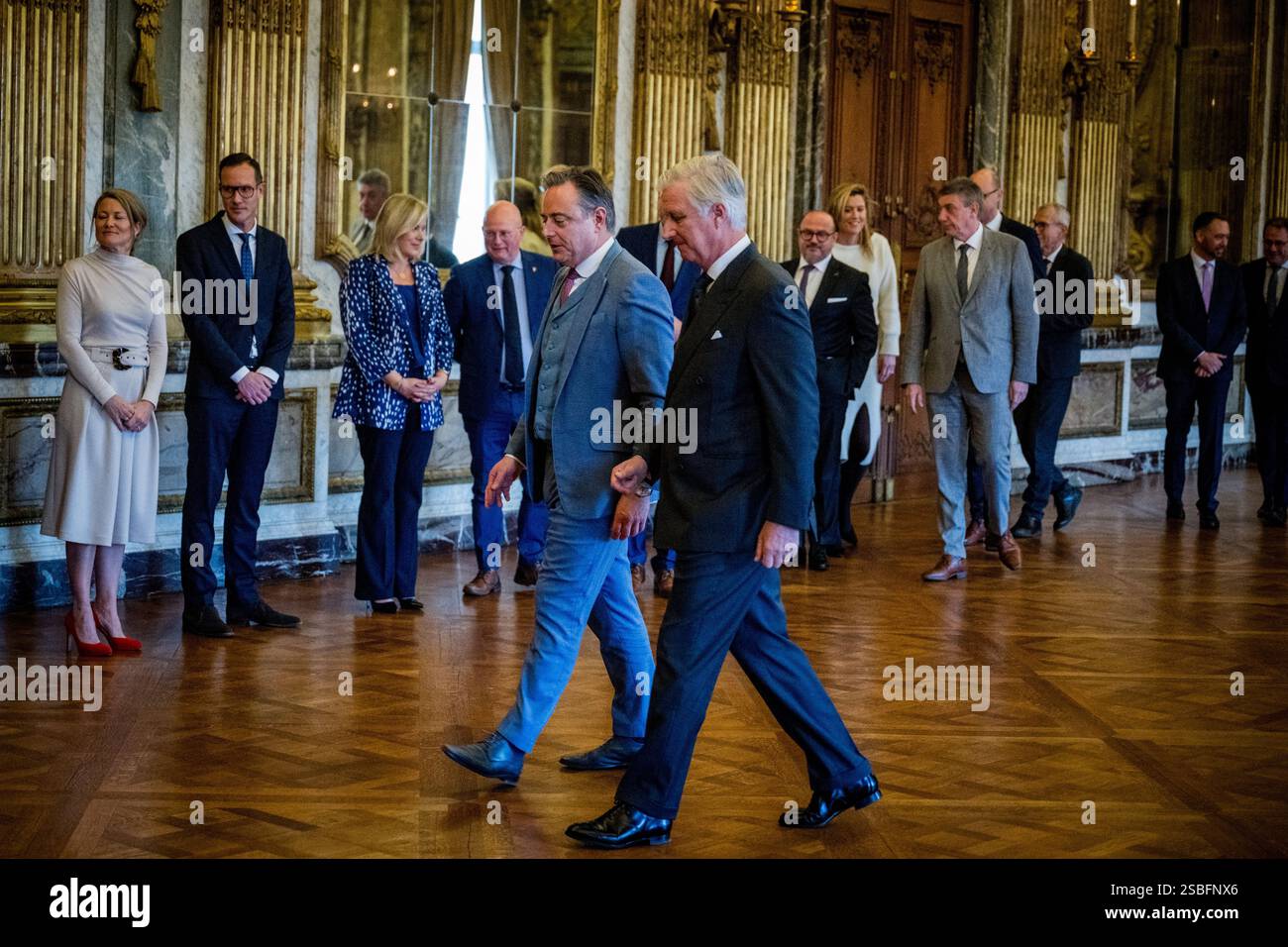 Le premier ministre Bart de Wever et le roi Philippe - Filip de Belgique photographiés après la cérémonie de serment du nouveau premier ministre et des membres du gouvernement fédéral au Palais Royal, lundi 03 février 2025, à Bruxelles. Les négociateurs des cinq partis qui composent la coalition de l'Arizona - la N-va, MR, engagés, Vooruit et CD&V - sont parvenus à un accord gouvernemental vendredi soir. BELGA PHOTO JASPER JACOBS Banque D'Images