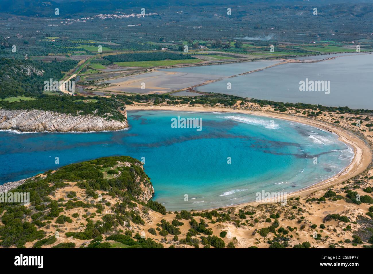 Plage de la baie de Voidokilia avec eau turquoise vue depuis la forteresse Banque D'Images