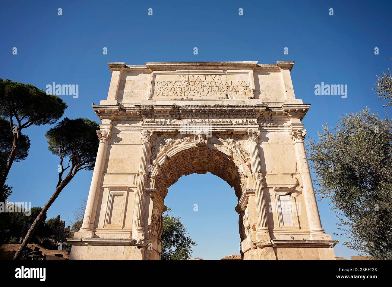 L'Arc de Titus, un ancien arc de triomphe romain à Rome, Italie Banque D'Images L'Arc de Titus, un ancien arc de triomphe romain à Rome, Italie Banque D'Images