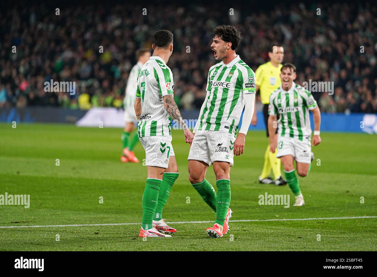 Antony et Johnny Cardoso (Real Betis) célèbrent un but lors du match de LaLiga entre Real Betis et Athletic Club, à Benito Villamarin le 2 février, Banque D'Images