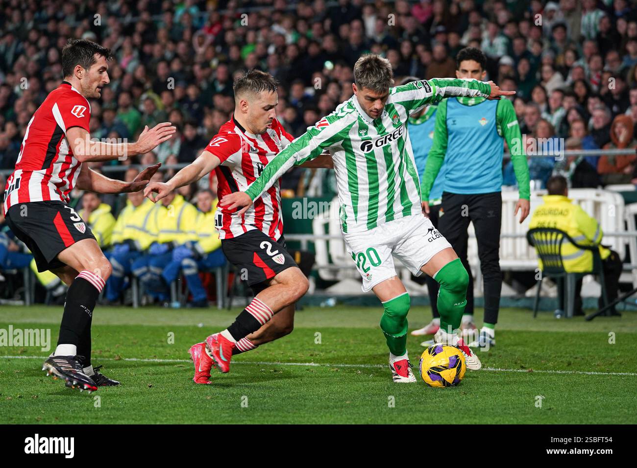 Gio Lo Celso (Real Betis) avec le ballon lors du match de LaLiga entre Real Betis et Athletic Club, à Benito Villamarin le 2 février 2025 à Séville, Banque D'Images