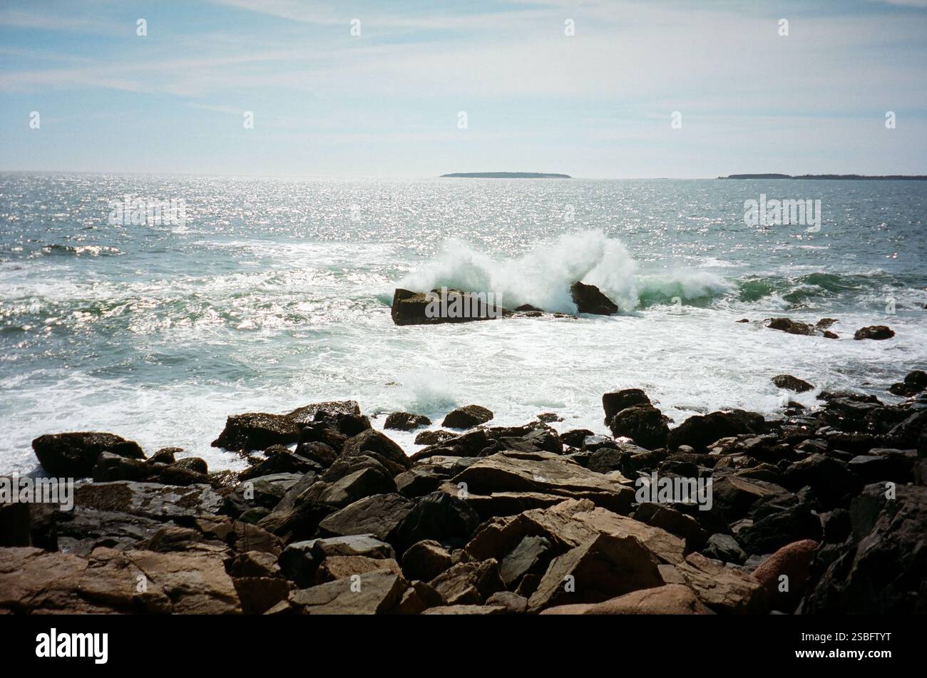 Les vagues s'écrasent contre les rives rocheuses du parc national Acadia Banque D'Images