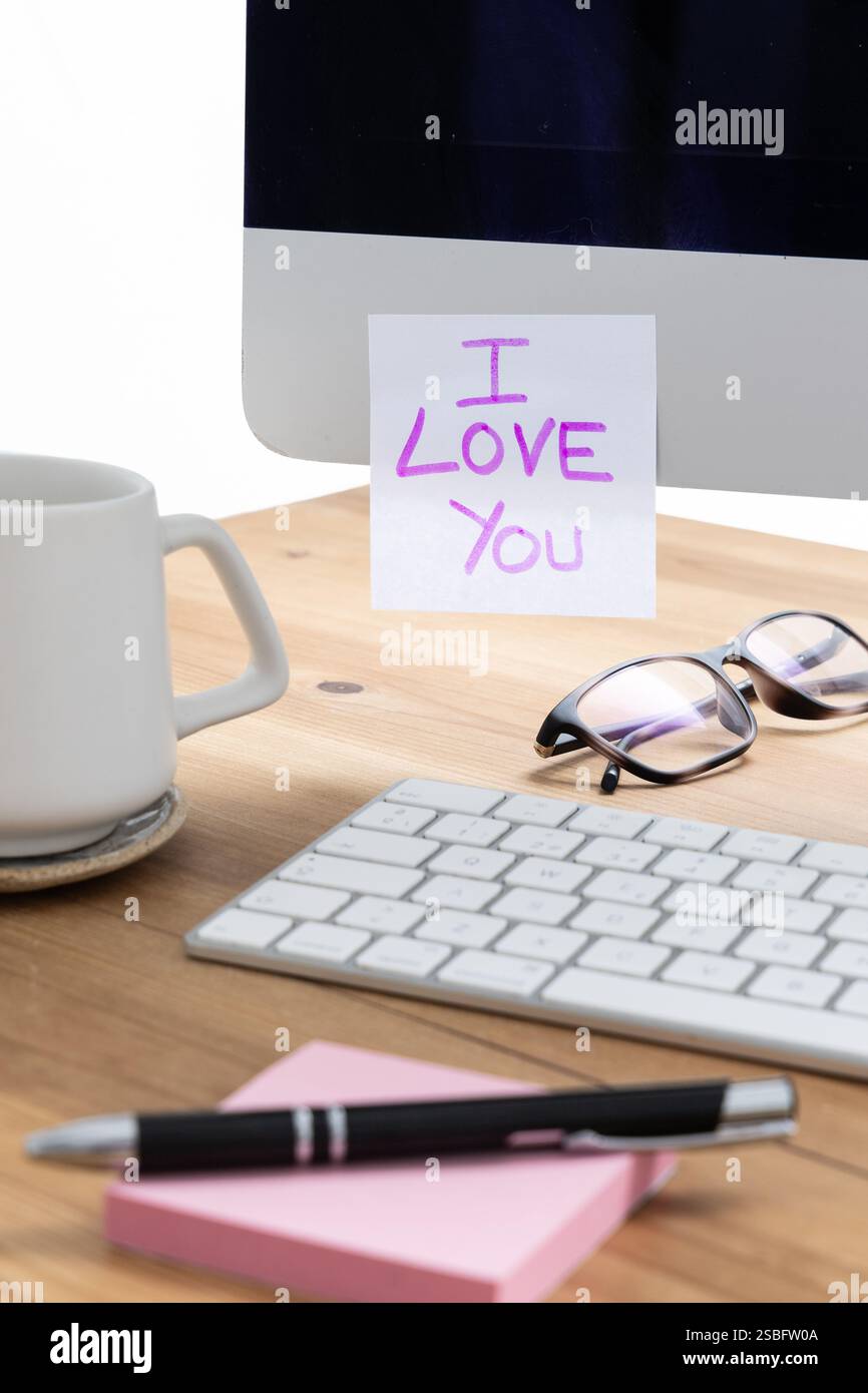Écran d'ordinateur avec un Sticky Note disant que je t'aime Banque D'Images