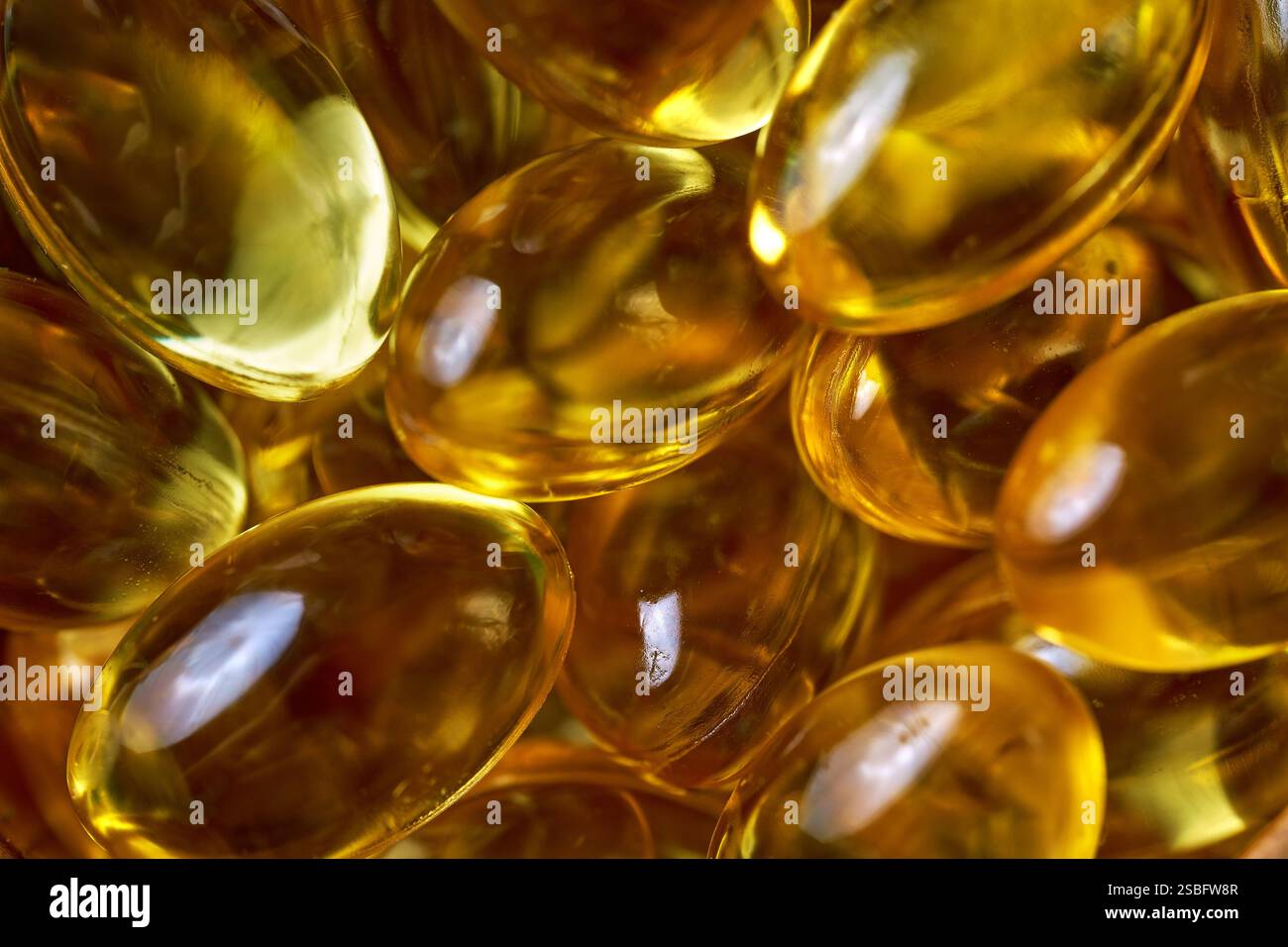 Gélules homéopathiques dorées. Suppléments de thérapie alternative Banque D'Images
