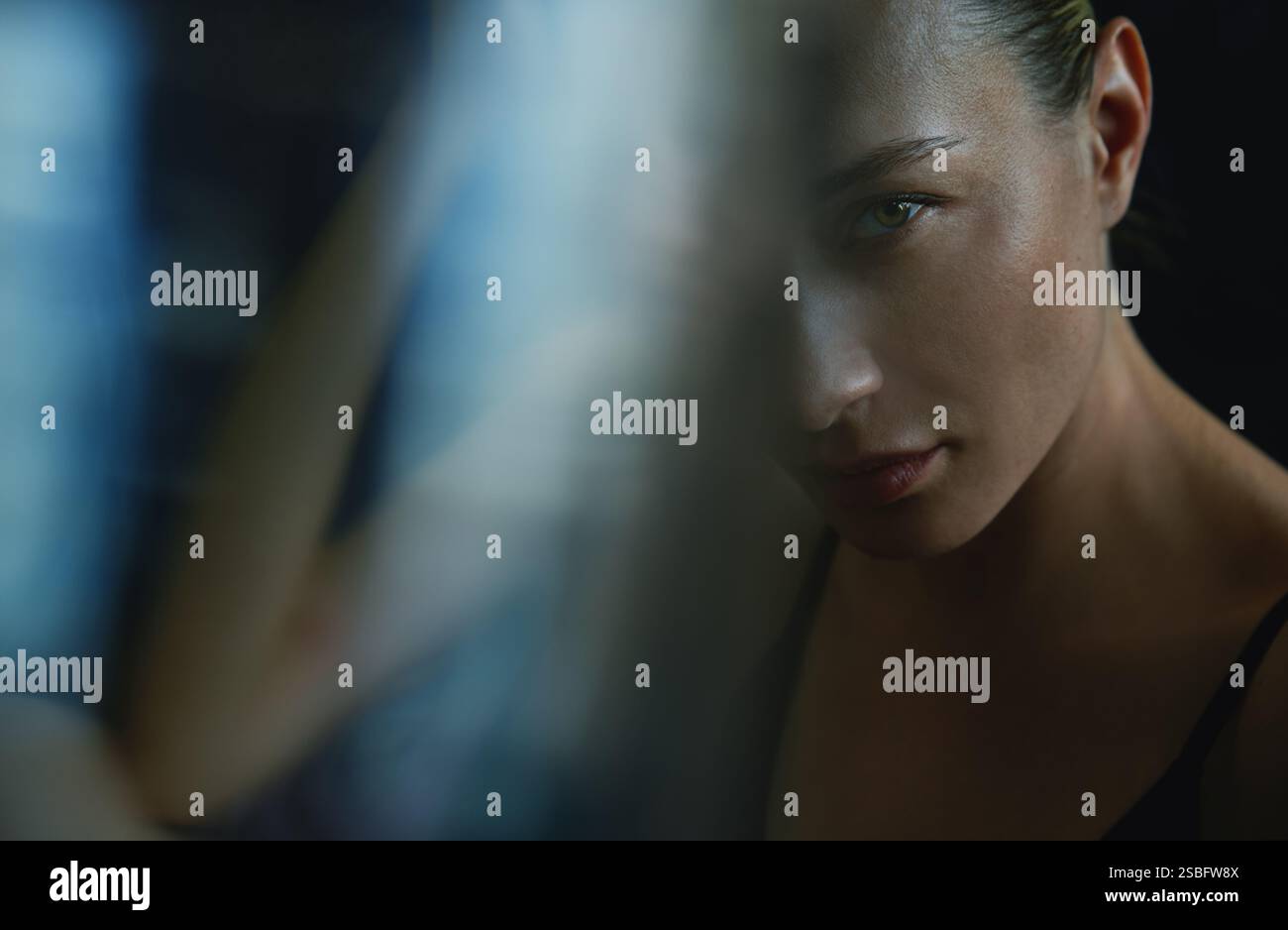 Femme blonde. Réflexions et distorsions de la lumière Banque D'Images