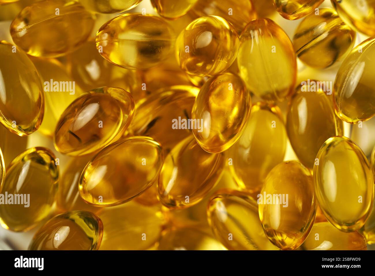 Gélules homéopathiques dorées. Suppléments de thérapie alternative Banque D'Images