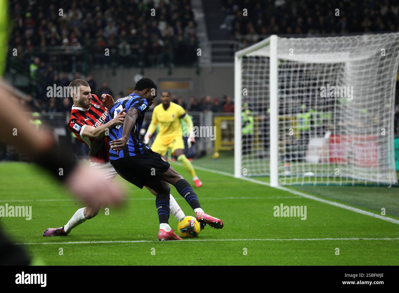 Milan, Italie. 02 février 2025. Strahinja Pavlovic de l'AC Milan défend sur Marcus Thuram de l'Inter le jour 23 de la Serie A 2024/25 au Stadio Giuseppe Meazza, Italie crédit : Mickael Chavet/Alamy Live News Banque D'Images