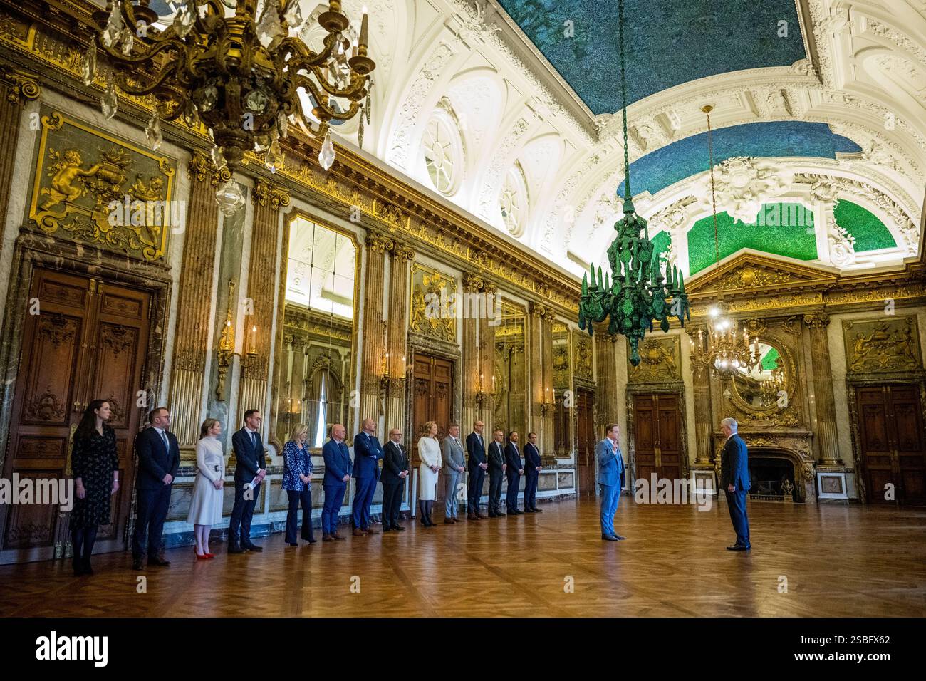 Bruxelles, Belgique. 03rd Feb, 2025. Le premier ministre Bart de Wever et le roi Philippe - Filip de Belgique photographiés lors de la cérémonie de serment du nouveau premier ministre et des membres du gouvernement fédéral au Palais Royal, lundi 03 février 2025, à Bruxelles. Les négociateurs des cinq partis qui composent la coalition de l'Arizona - la N-va, MR, engagés, Vooruit et CD&V - sont parvenus à un accord gouvernemental vendredi soir. BELGA PHOTO JASPER JACOBS crédit : Belga News Agency/Alamy Live News Banque D'Images