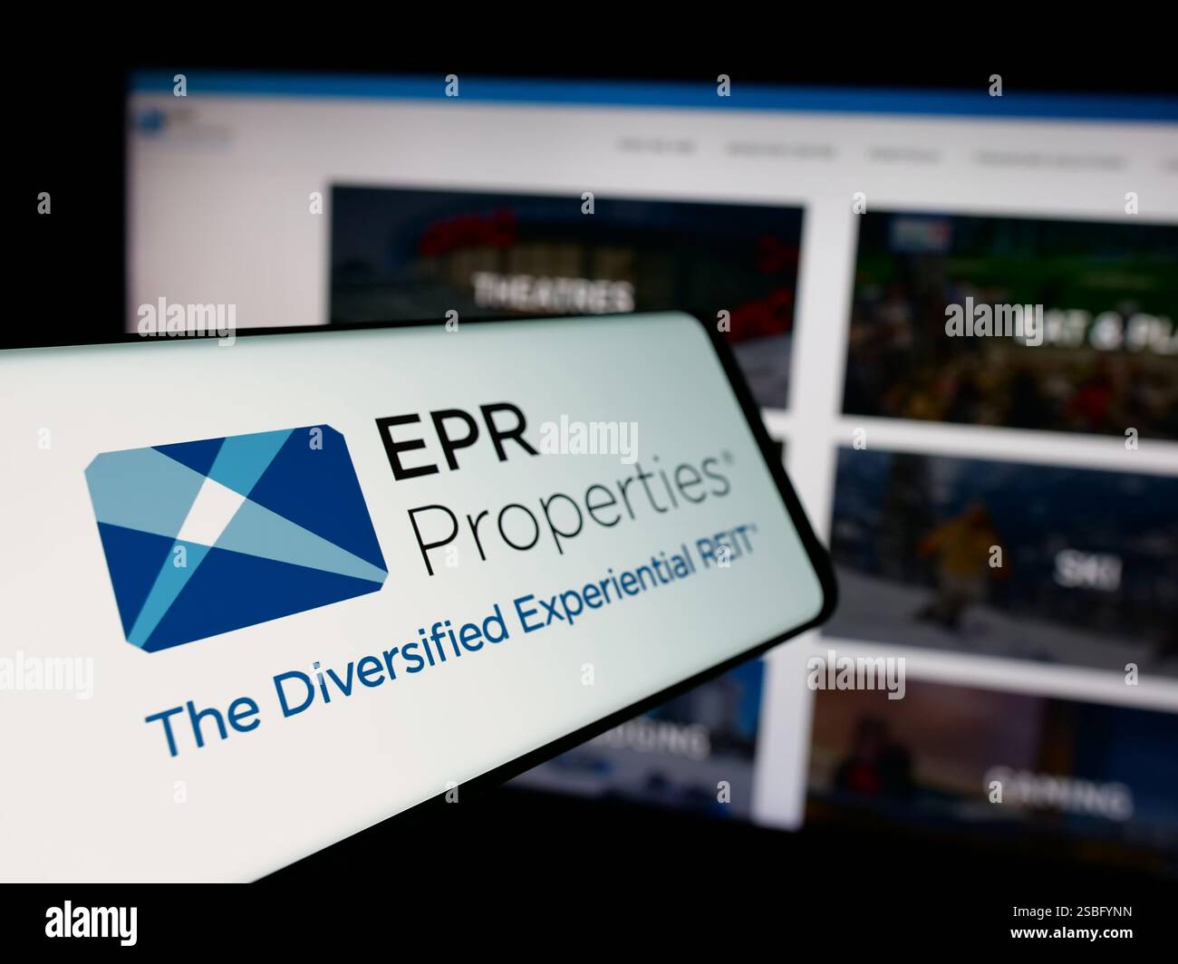 Stuttgart, Allemagne. 07 novembre 2024. Dans cette illustration photo, un smartphone avec le logo de la société immobilière américaine EPR Properties est vu sur l'écran devant le site Web de l'entreprise. Crédit : SOPA images Limited/Alamy Live News Banque D'Images