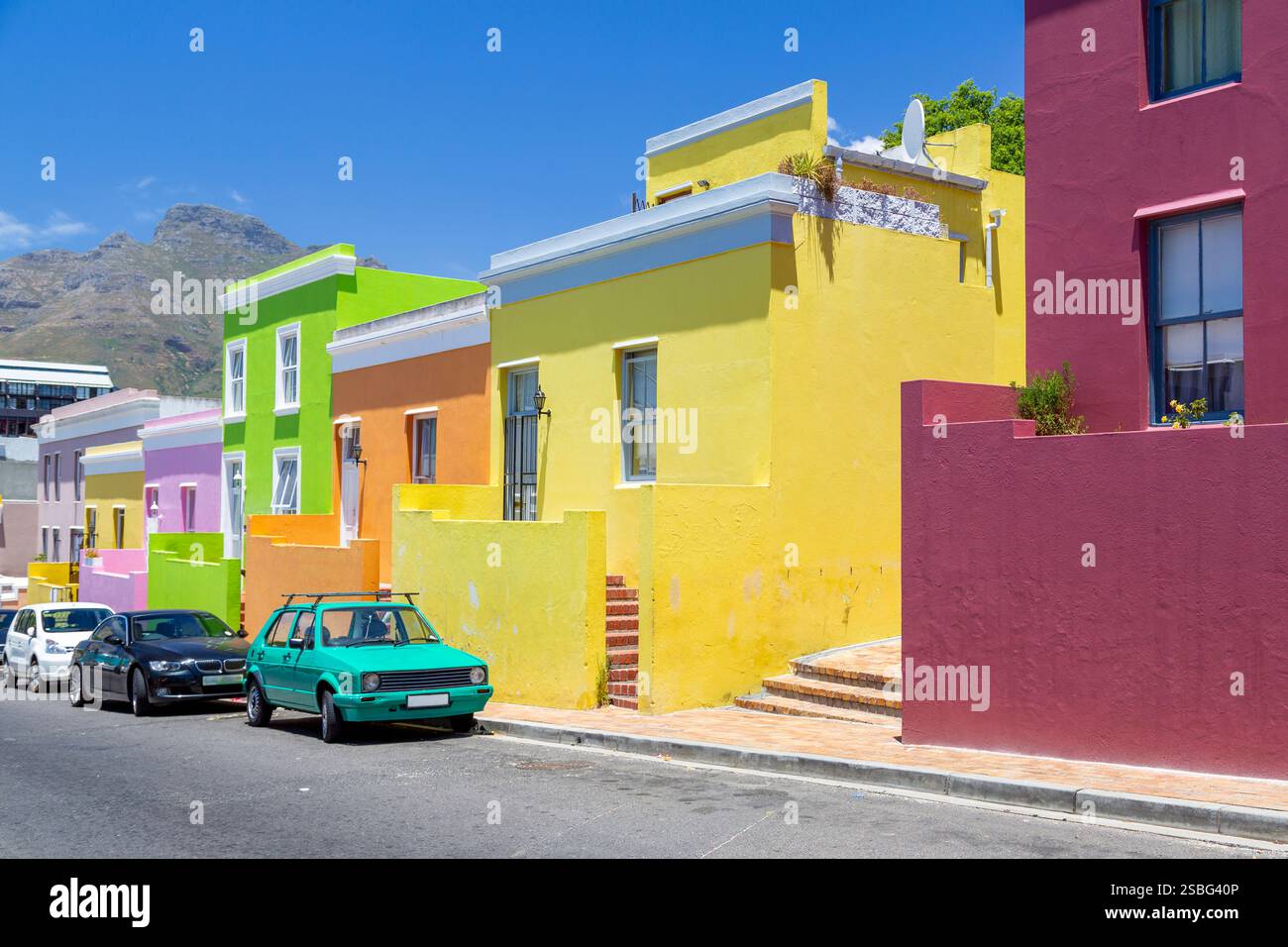 Maisons colorées et dynamiques à Bo-Kaap, quartier historique du Cap situé sur les pentes de signal Hill, Afrique du Sud Banque D'Images