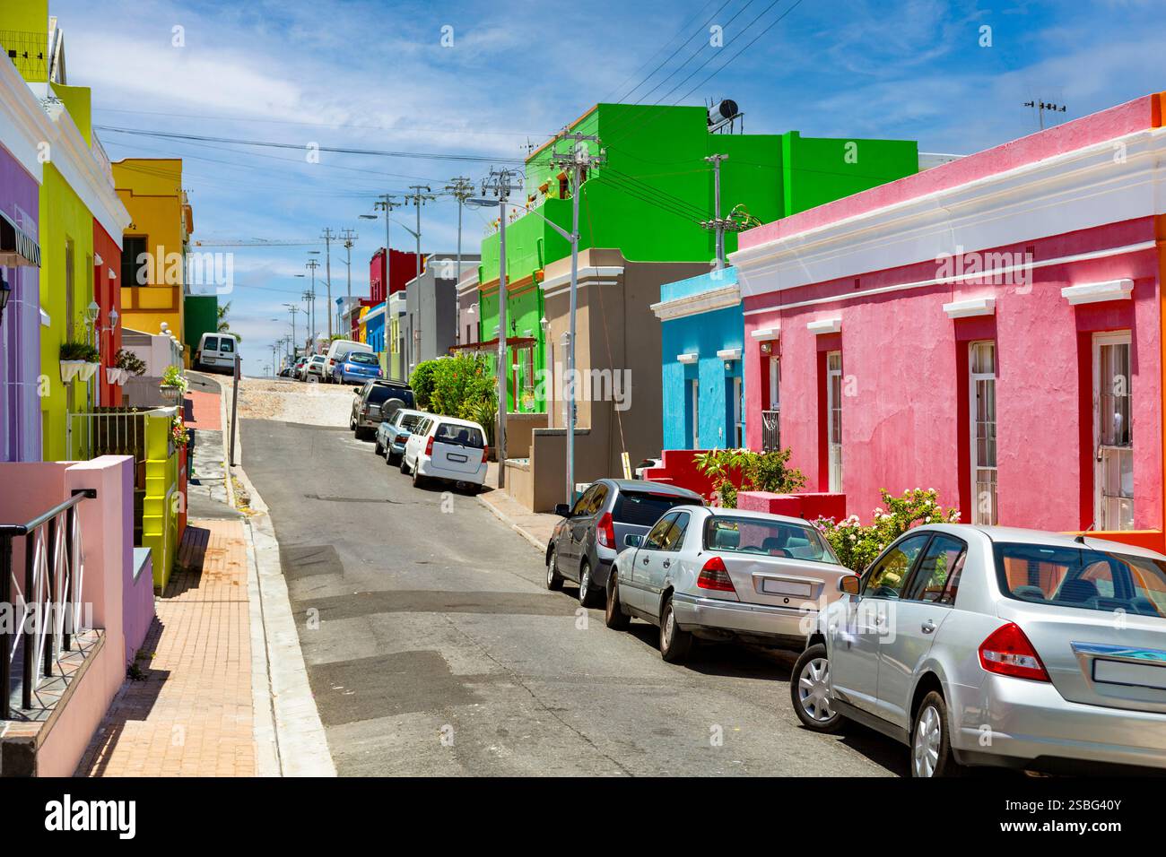 Maisons colorées et dynamiques à Bo-Kaap, quartier historique du Cap situé sur les pentes de signal Hill, Afrique du Sud Banque D'Images