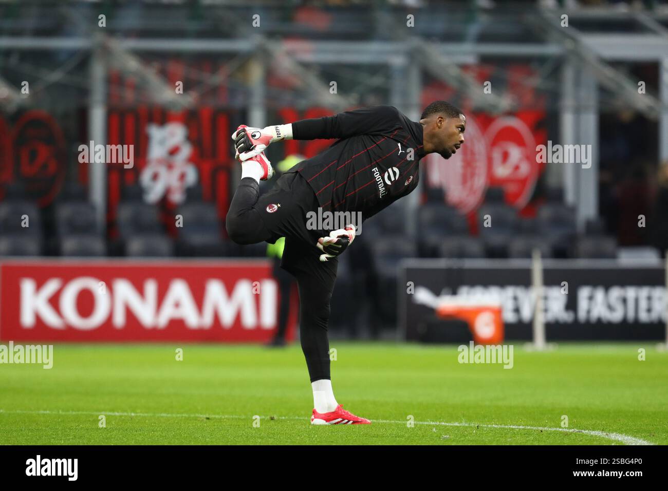 Milan, Italie. 02 février 2025. Mike Maignan de l'AC Milan se réchauffe avant le match 23 de la Serie A 2024/25 entre l'AC Milan et l'Internazionale au Stadio Giuseppe Meazza, Italie crédit : Mickael Chavet/Alamy Live News Banque D'Images