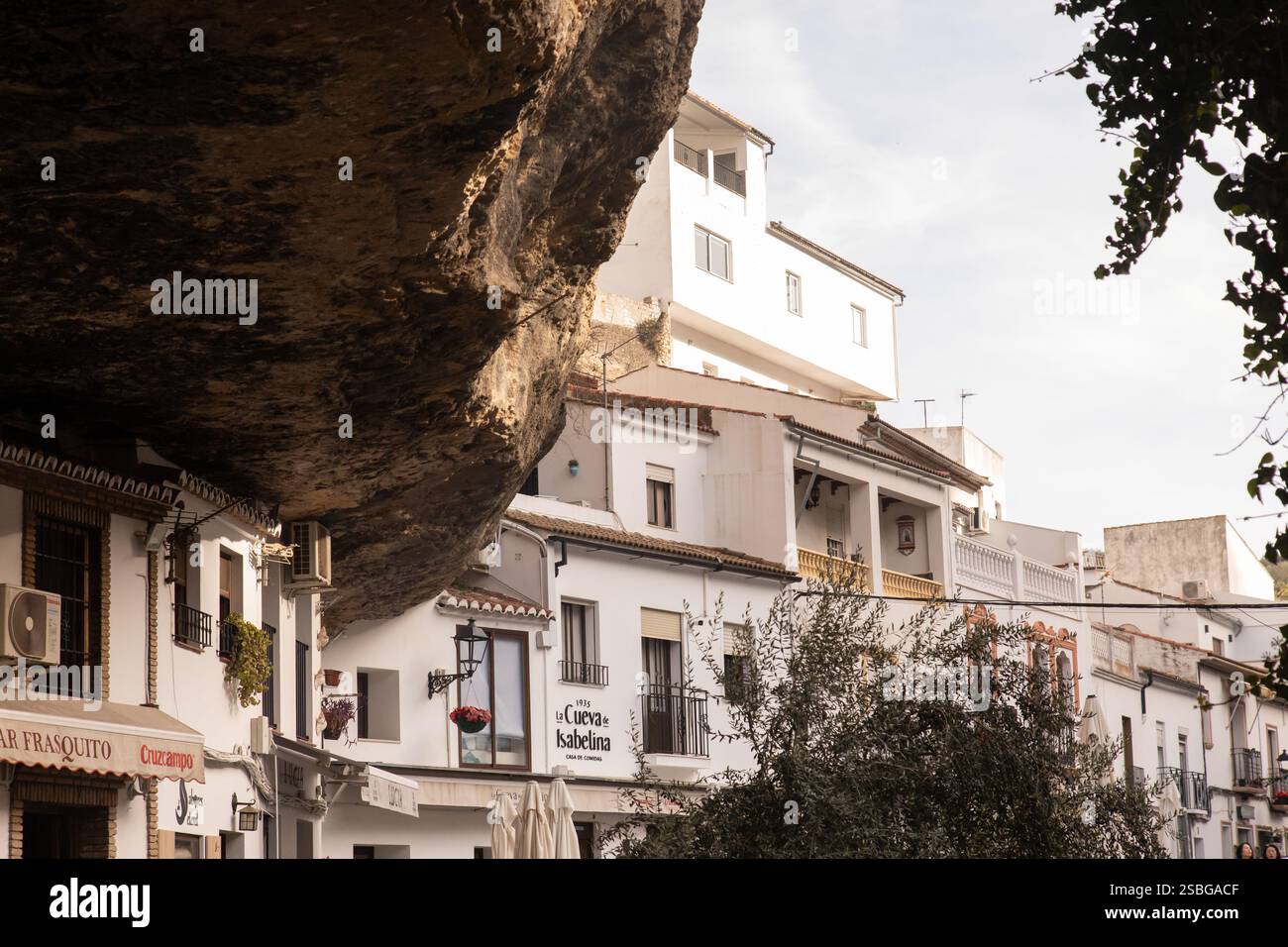Setenil de las Bodegas, Andalousie, Espagne - 02-01-2025 : Setenil, village célèbre pour ses maisons blanches uniques construites dans et sous des surplombs rocheux massifs Banque D'Images
