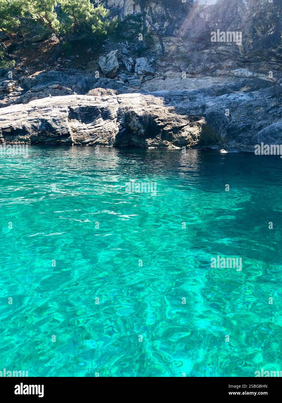 Les eaux bleues cristallines de la mer Méditerranée dans une petite crique - Image de stock capturée avec un smartphone