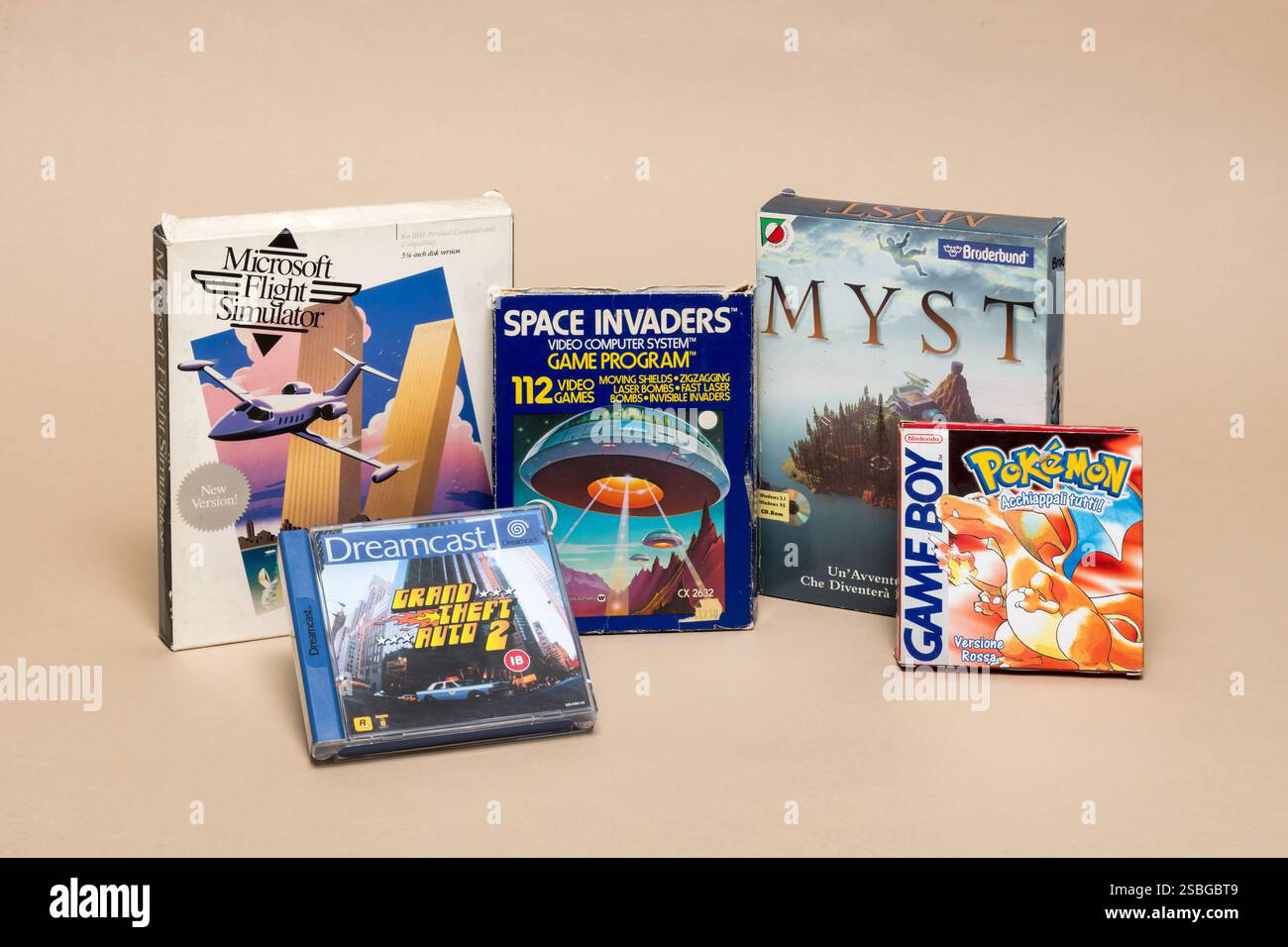 Pavie, Lombardie, Italie - 23 novembre 2024 : certains des jeux vidéo les plus populaires depuis 1978 (Space Invaders) à 1999 (Grand Theft Auto 2) à Ctrl+Alt Muse Banque D'Images