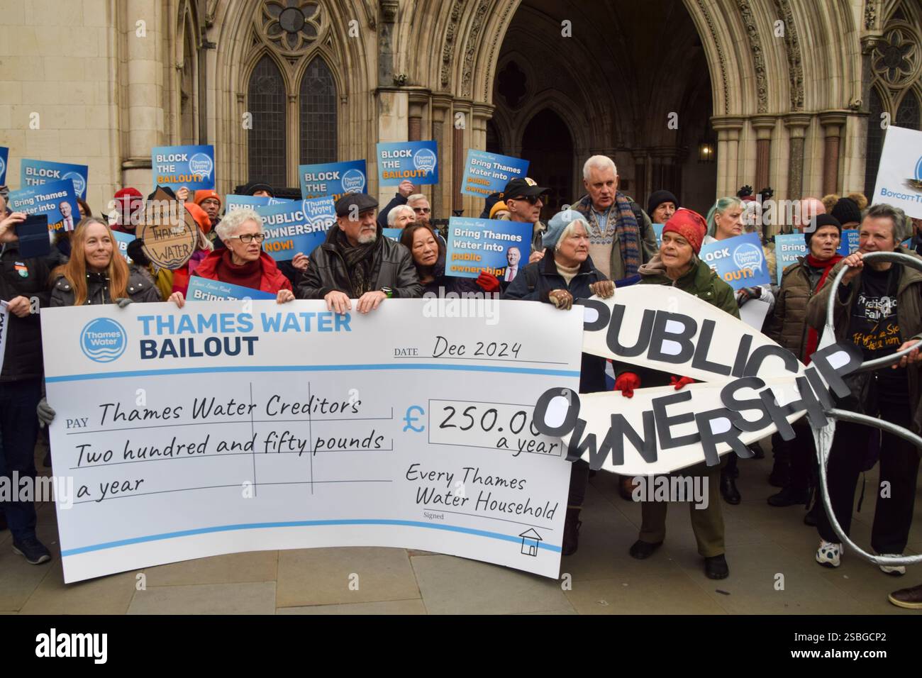 Londres, Angleterre, Royaume-Uni. 3 février 2025. Les militants se rassemblent devant les cours royales de justice avec un chèque géant et des ciseaux exhortant la cour à bloquer la demande de Thames Water pour un sauvetage de 3 milliards de livres, qui coûterait à chaque ménage 250 livres par an. Les manifestants réclament également que la compagnie des eaux devienne une propriété publique. (Crédit image : © Vuk Valcic/ZUMA Press Wire) USAGE ÉDITORIAL SEULEMENT! Non destiné à UN USAGE commercial ! Banque D'Images