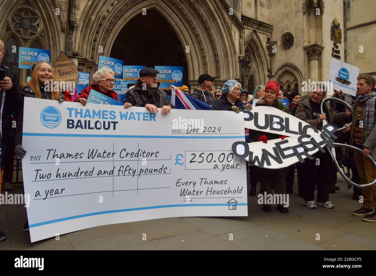 3 février 2025, Londres, Angleterre, Royaume-Uni : les militants se rassemblent devant les cours royales de justice avec un chèque géant et des ciseaux exhortant la cour à bloquer la demande de Thames Water pour un sauvetage de 3 milliards de livres, qui coûterait à chaque ménage 250 livres par an. Les manifestants réclament également que la compagnie des eaux devienne une propriété publique. (Crédit image : © Vuk Valcic/ZUMA Press Wire) USAGE ÉDITORIAL SEULEMENT! Non destiné à UN USAGE commercial ! Banque D'Images