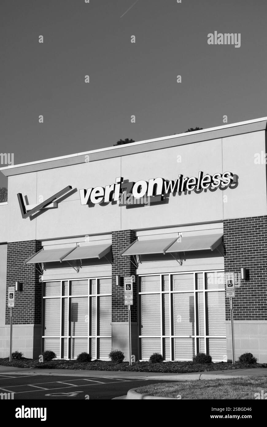 Façade du magasin Verizon Wireless aux États-Unis avec signalisation de l'entreprise à l'extérieur, capturée par temps clair. Banque D'Images