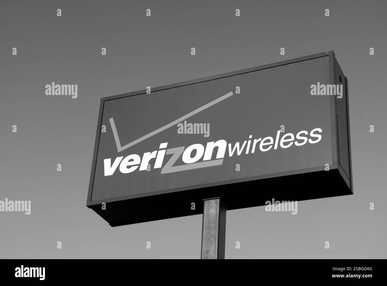 Signe Verizon Business affiché à l'extérieur d'un siège social aux États-Unis, représentant les services d'entreprise du géant des télécommunications. Banque D'Images