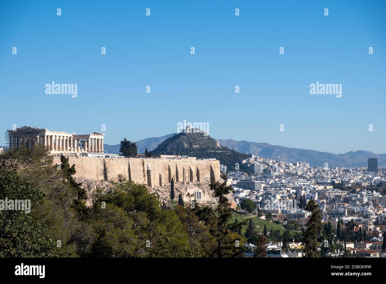 Athènes, Grèce. Parthénon sur la colline de l'Acropole, et le mont Lycabette, ciel bleu. Banque D'Images