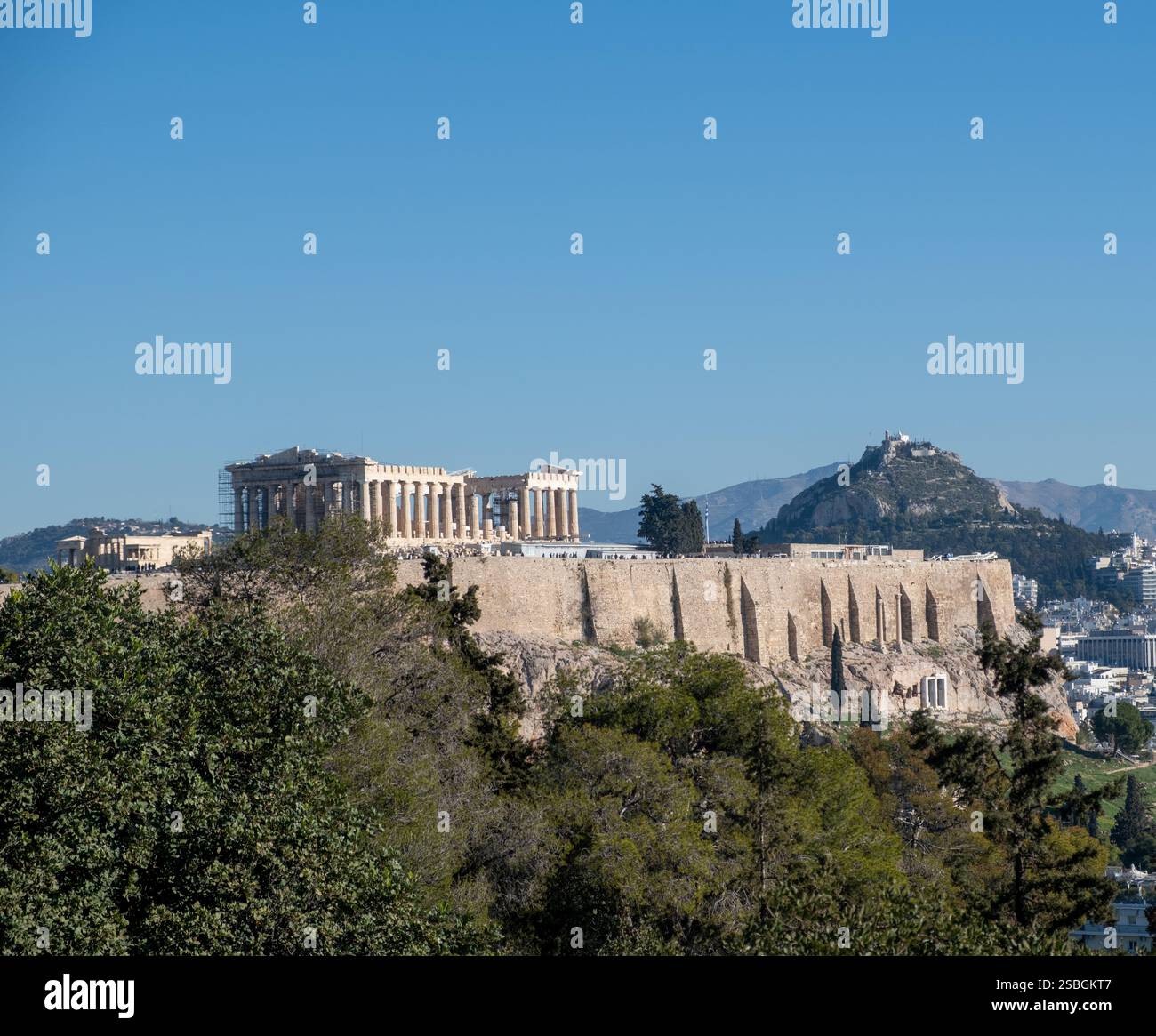 Athènes, Grèce. Parthénon et Erechthéion sur la colline de l'Acropole, et le mont Lycabette, ciel bleu. Banque D'Images