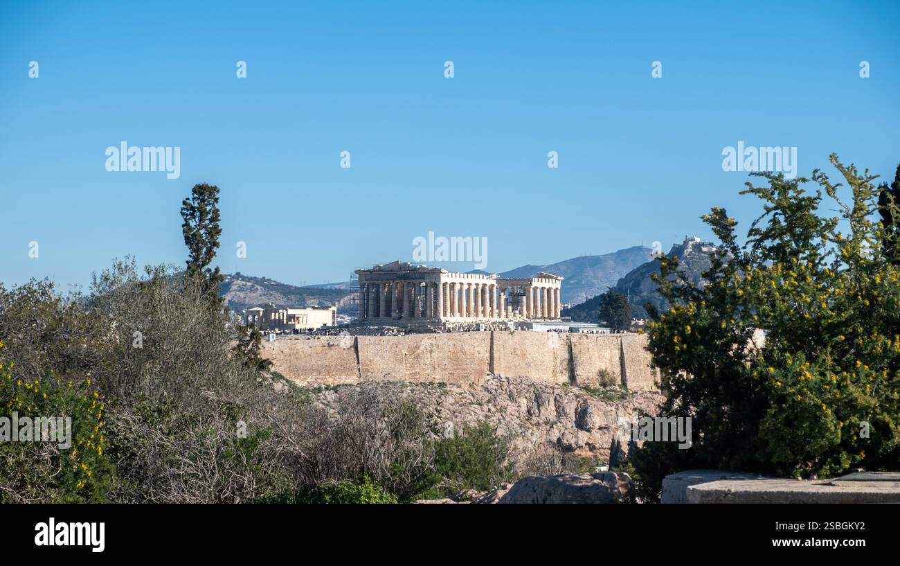 Athènes, Grèce. Parthénon et Erechthéion sur la colline de l'Acropole, et le mont Lycabette, ciel bleu. Banque D'Images