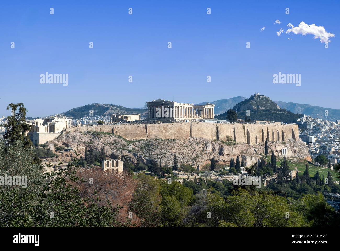 Athènes, Grèce. Parthénon et Propylaea, colline de l'Acropole, Hérodeion et le mont Lycabette, ciel bleu. Banque D'Images