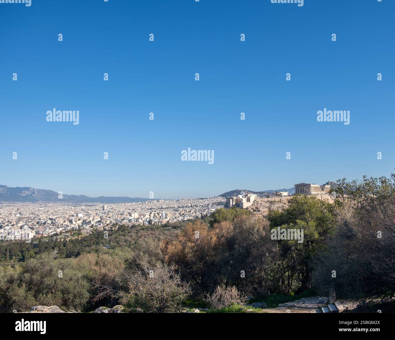 Athènes, Grèce. Parthénon et Propylaea, colline de l'Acropole, et paysage urbain, ciel bleu. Banque D'Images