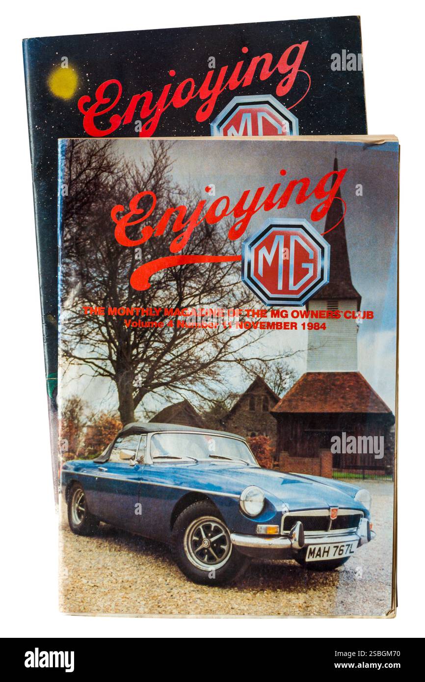 Vieux appréciant MG magazines, le magazine mensuel du MG Owners Club isolé sur fond blanc - volume 4 numéro 11 décembre 1984 Banque D'Images