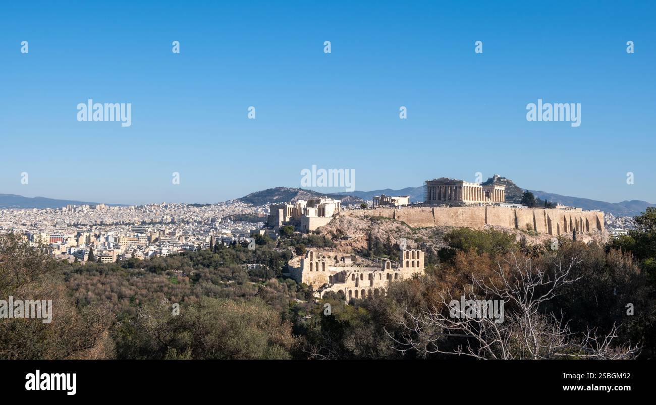 Athènes, Grèce. Parthénon et Propylaea, colline de l'Acropole, Hérodeion et le mont Lycabette, ciel bleu. Banque D'Images