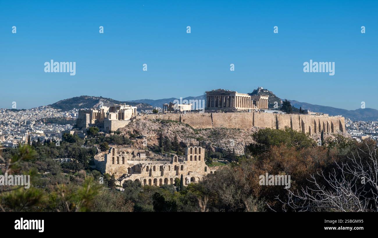 Athènes, Grèce. Parthénon et Propylaea, colline de l'Acropole, Hérodeion et le mont Lycabette, ciel bleu. Banque D'Images