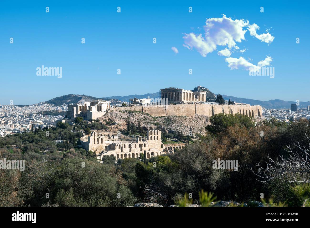 Athènes, Grèce. Parthénon et Propylaea, colline de l'Acropole, Hérodeion et le mont Lycabette, ciel bleu. Banque D'Images