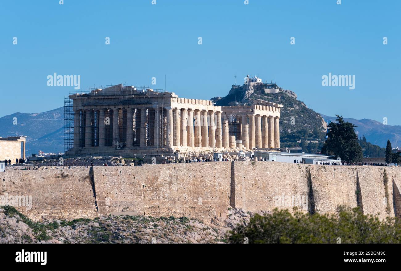 Athènes, Grèce. Parthénon sur la colline de l'Acropole, et le mont Lycabette, ciel bleu. Banque D'Images
