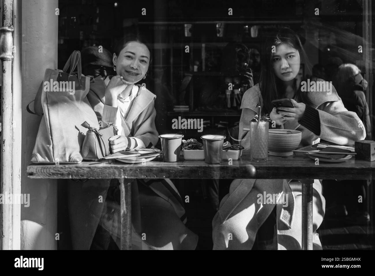 Des dîners capturés en dégustant un repas pendant les célébrations du nouvel an lunaire chinois. Banque D'Images