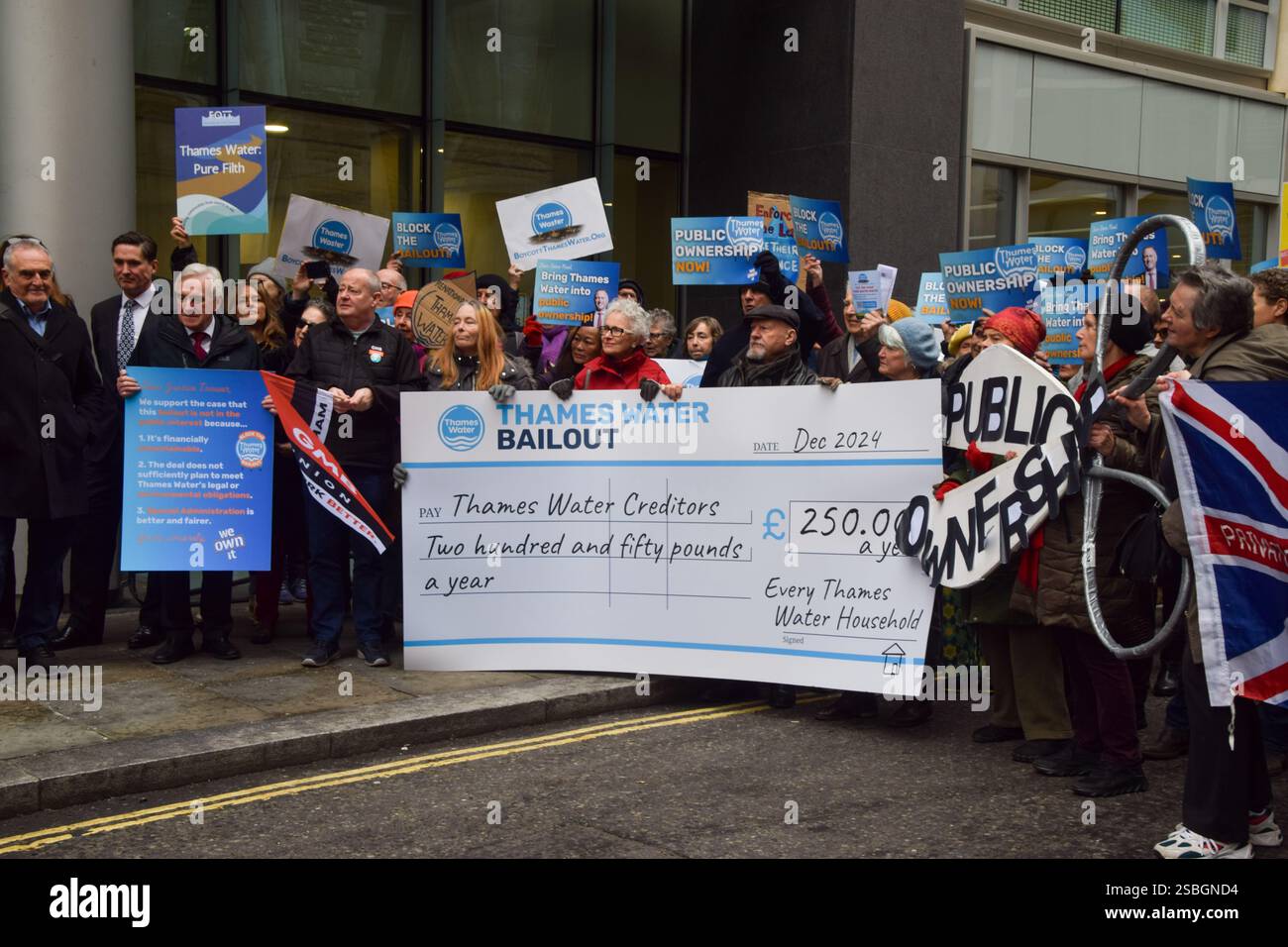 Londres, Royaume-Uni. 3 février 2025. Les militants se rassemblent devant le Rolls Building avec un chèque géant et des ciseaux, exhortant la cour à bloquer la demande de Thames Water pour un sauvetage de 3 milliards de livres, qui coûterait à chaque ménage 250 livres par an. Les manifestants réclament également que la compagnie des eaux devienne une propriété publique. Crédit : Vuk Valcic/Alamy Live News Banque D'Images