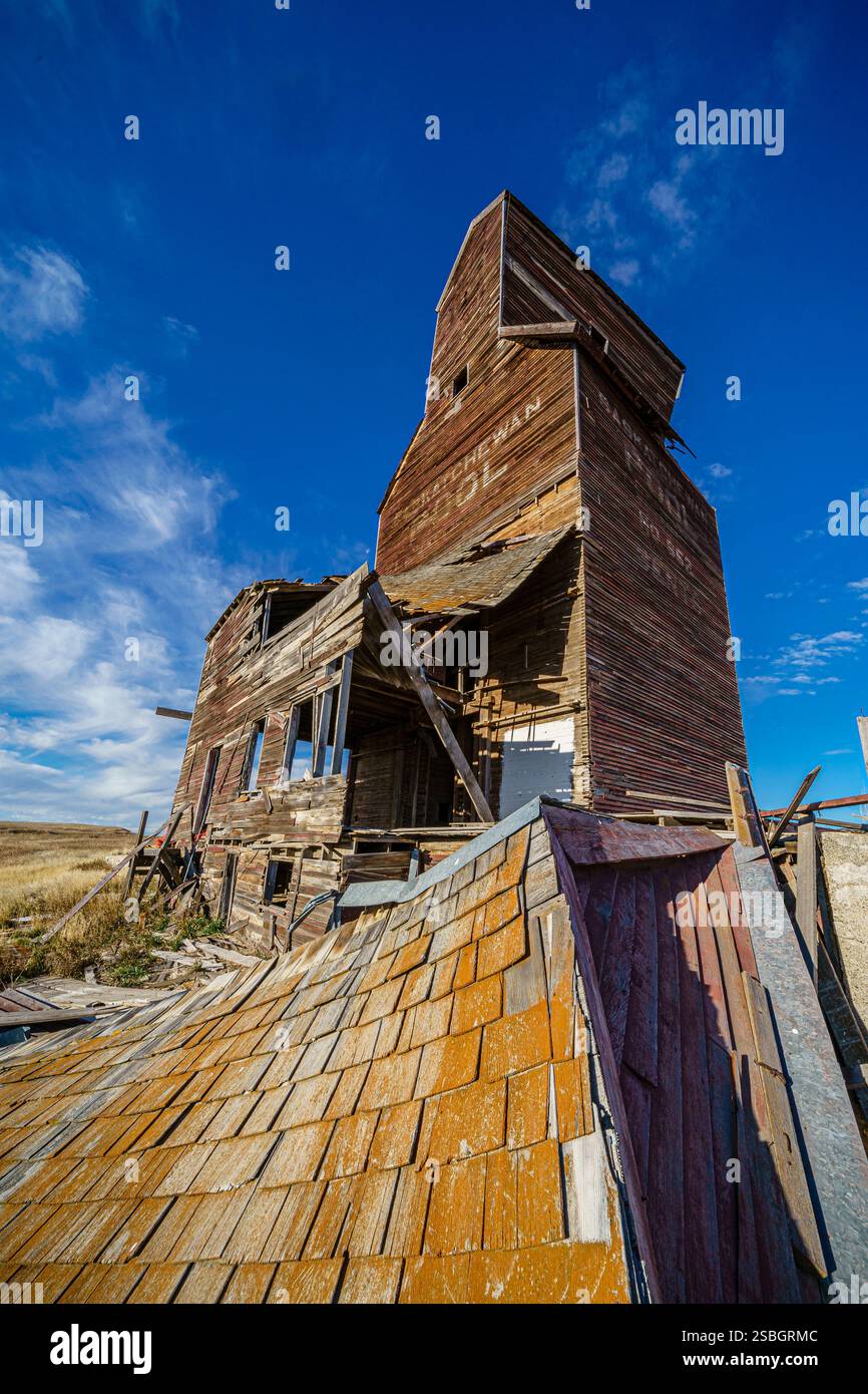 Un grand bâtiment avec un toit rouge. Il manque quelques bardeaux au toit. Le bâtiment est vieux et abandonné Banque D'Images