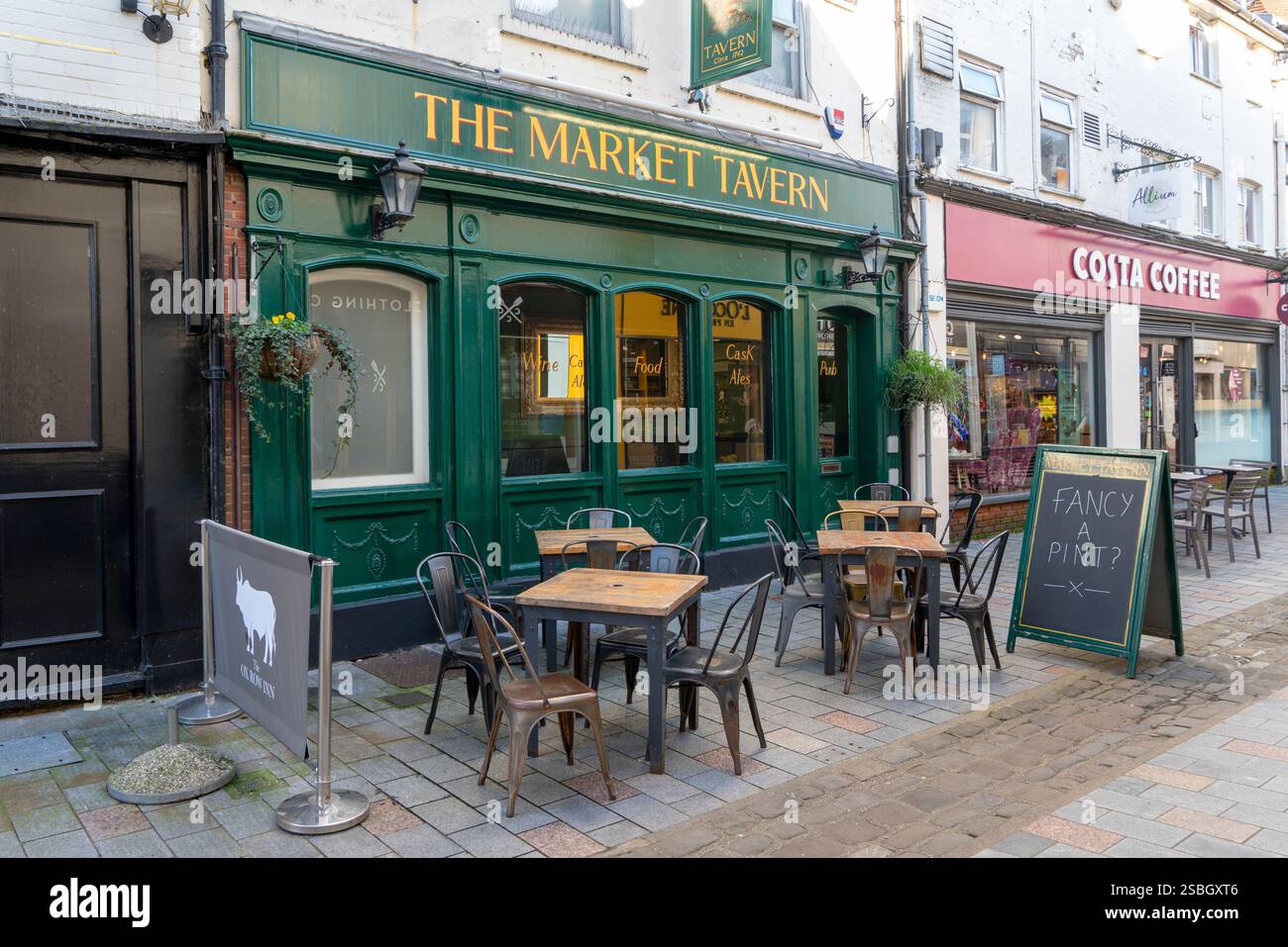 Tables et chaises à l'extérieur d'un pub britannique Banque D'Images
