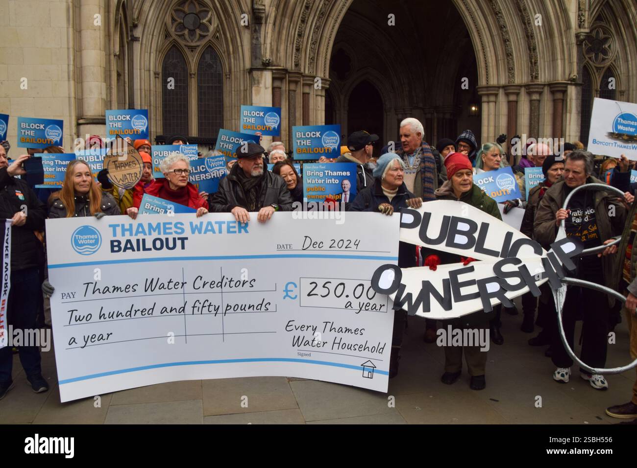 Londres, Angleterre, Royaume-Uni. 3 février 2025. Les militants se rassemblent devant les cours royales de justice avec un chèque géant et des ciseaux, exhortant la cour à bloquer la demande de Thames Water pour un sauvetage de 3 milliards de livres, qui coûterait à chaque ménage 250 livres par an. Les manifestants réclament également que la compagnie des eaux devienne une propriété publique. Crédit : ZUMA Press, Inc/Alamy Live News Banque D'Images