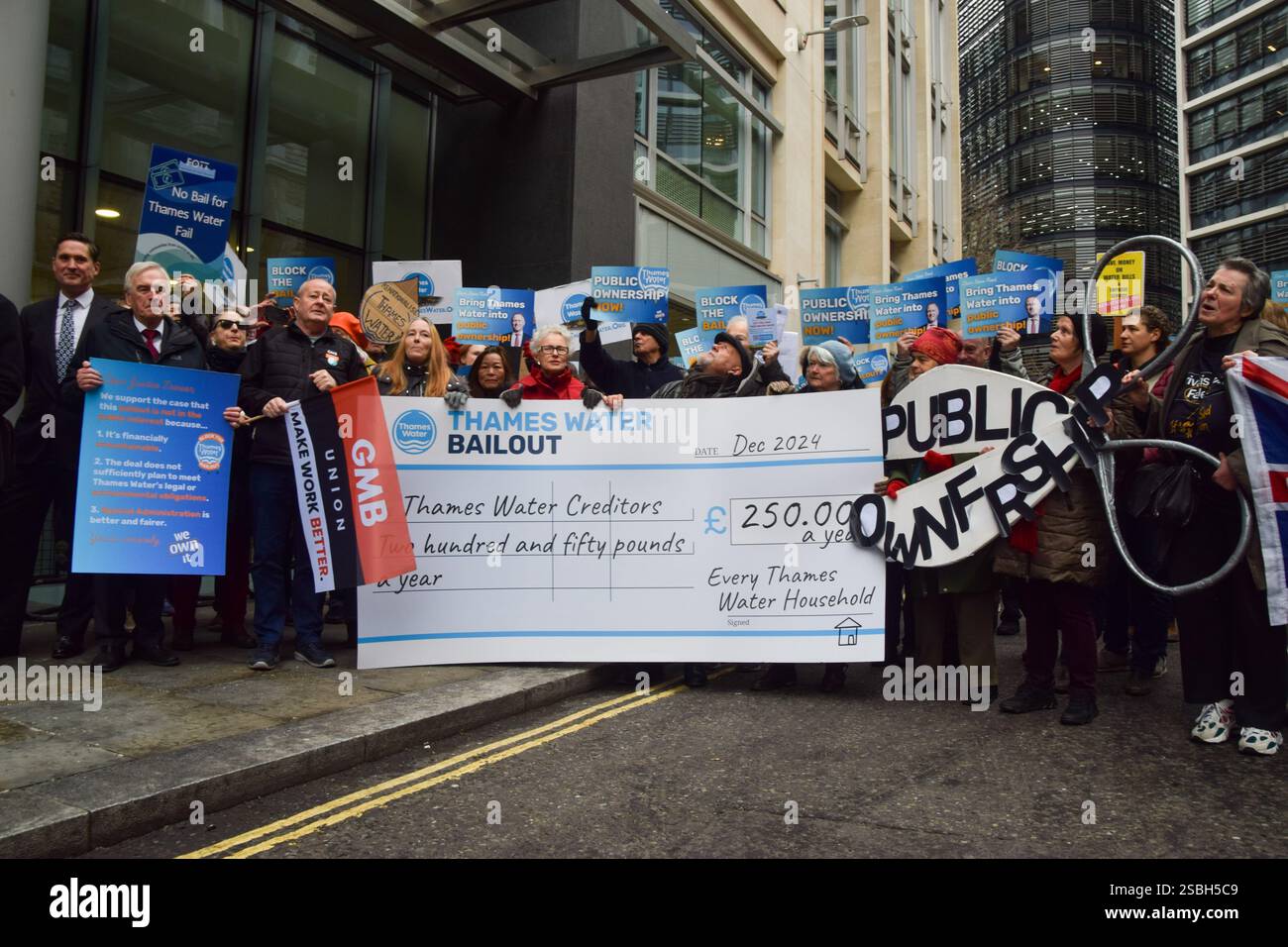 Londres, Angleterre, Royaume-Uni. 3 février 2025. Les militants se rassemblent devant le Rolls Building avec un chèque géant et des ciseaux, exhortant la cour à bloquer la demande de Thames Water pour un sauvetage de 3 milliards de livres, qui coûterait à chaque ménage 250 livres par an. Les manifestants réclament également que la compagnie des eaux devienne une propriété publique. Crédit : ZUMA Press, Inc/Alamy Live News Banque D'Images