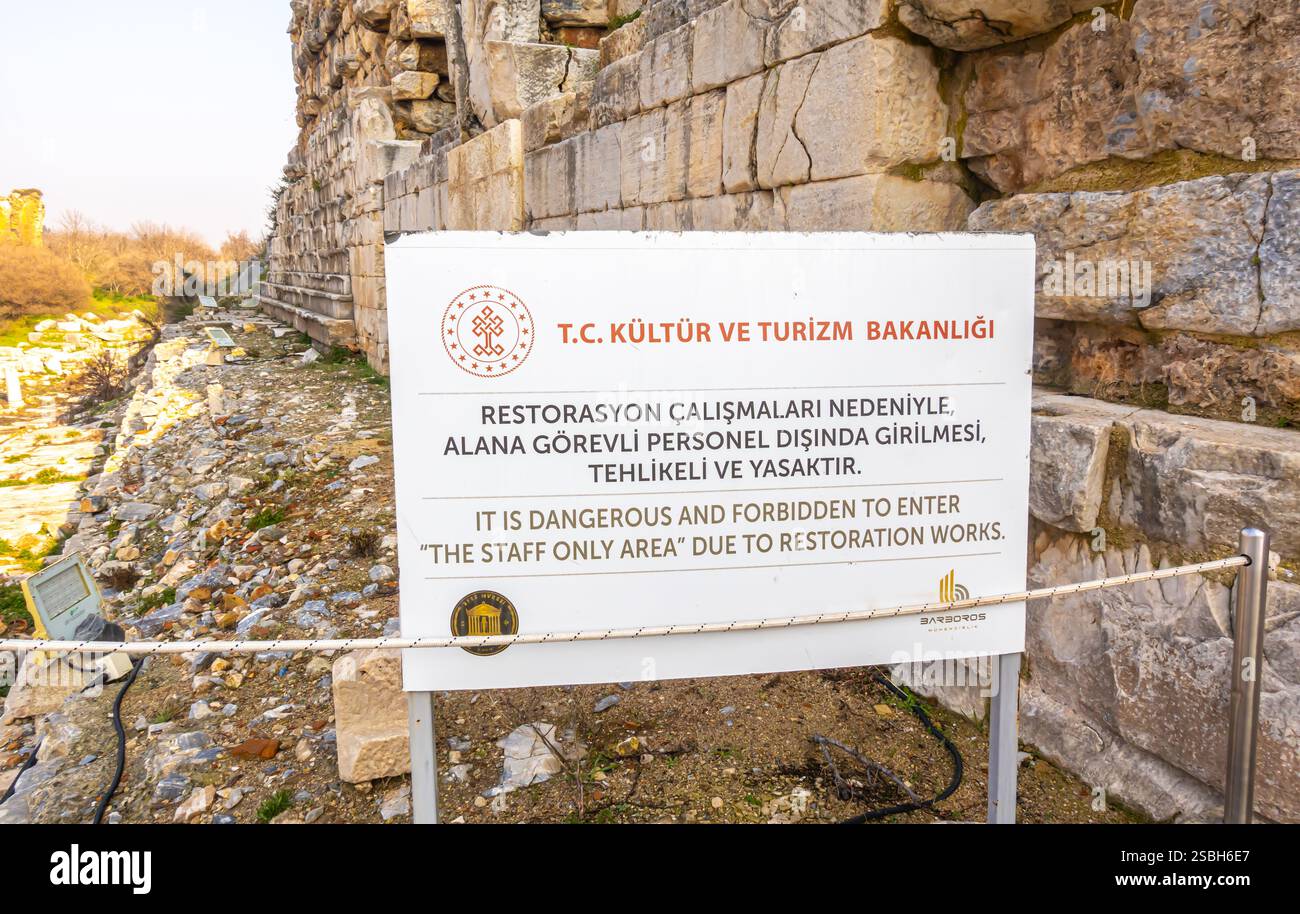 'Dangereux et interdit d'entrer dans la zone réservée au personnel en raison de travaux de restauration' signe bilingue en turc et en anglais aux ruines d'Éphèse Banque D'Images