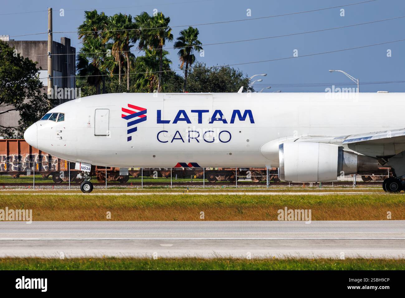 Miami, États-Unis - 20 octobre 2024 : avion LATAM Cargo Boeing 767-300F à l'aéroport de Miami, États-Unis. Banque D'Images
