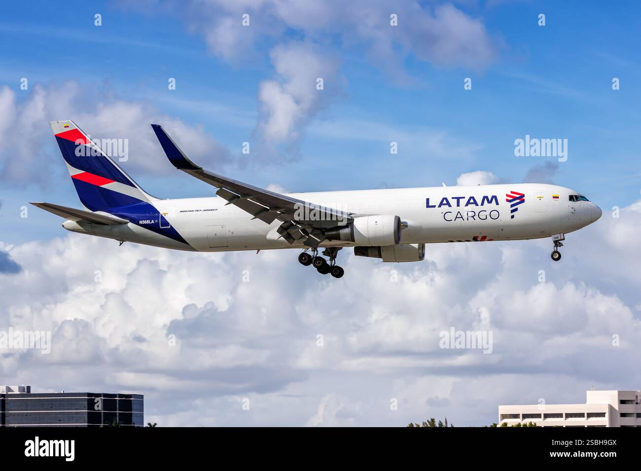 Miami, États-Unis - 20 octobre 2024 : LATAM Cargo Boeing 767-300BCF à l'aéroport de Miami, États-Unis. Banque D'Images