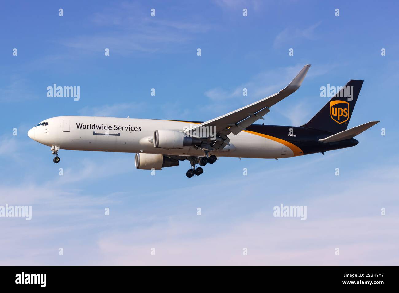 Los Angeles, États-Unis - 10 octobre 2024 : avion Boeing 767-300F UPS United Parcel Service à l'aéroport international de Los Angeles, États-Unis. Banque D'Images
