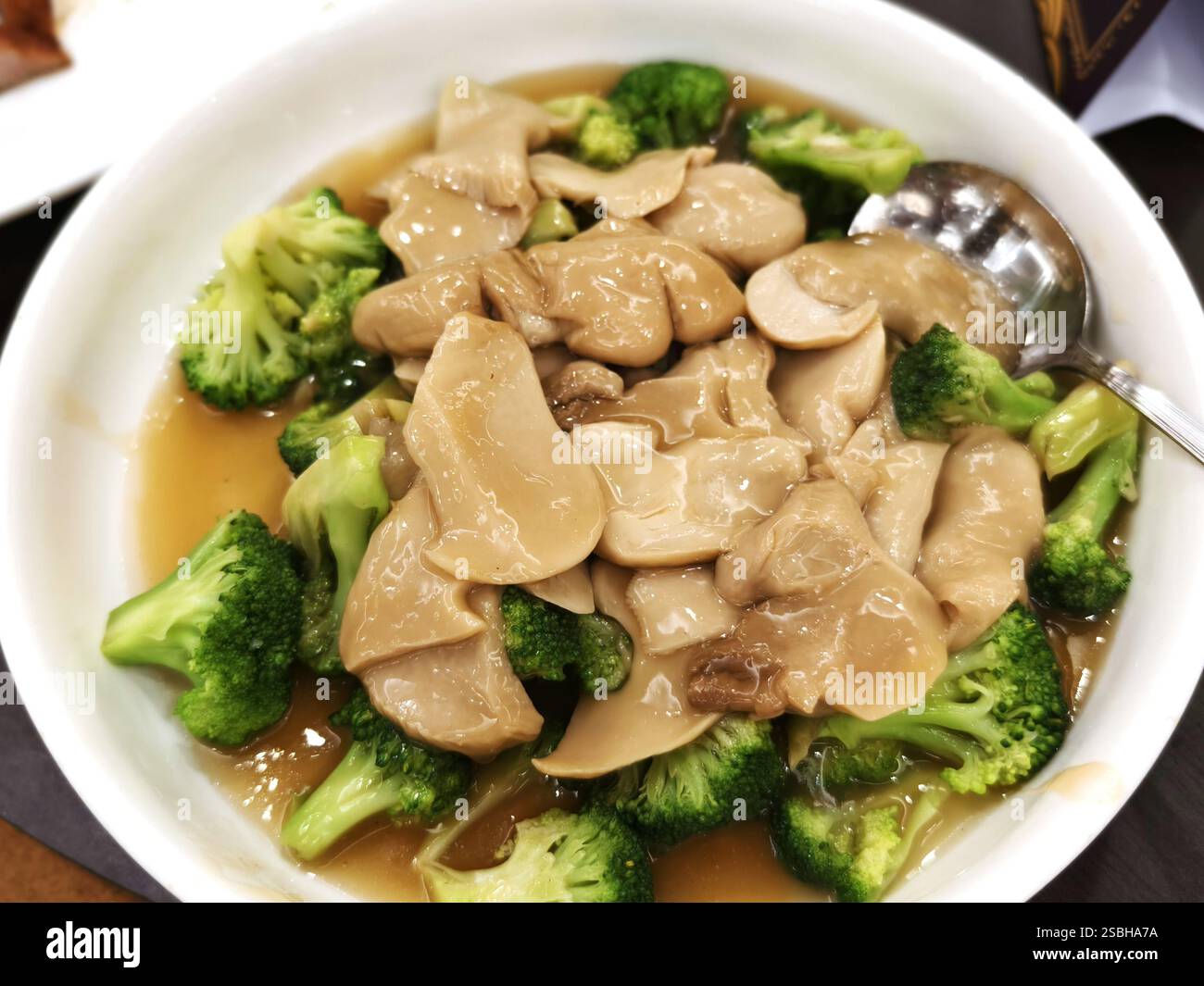 Une cuisine asiatique saine et nutritive avec brocoli et champignons Bai Ling Banque D'Images