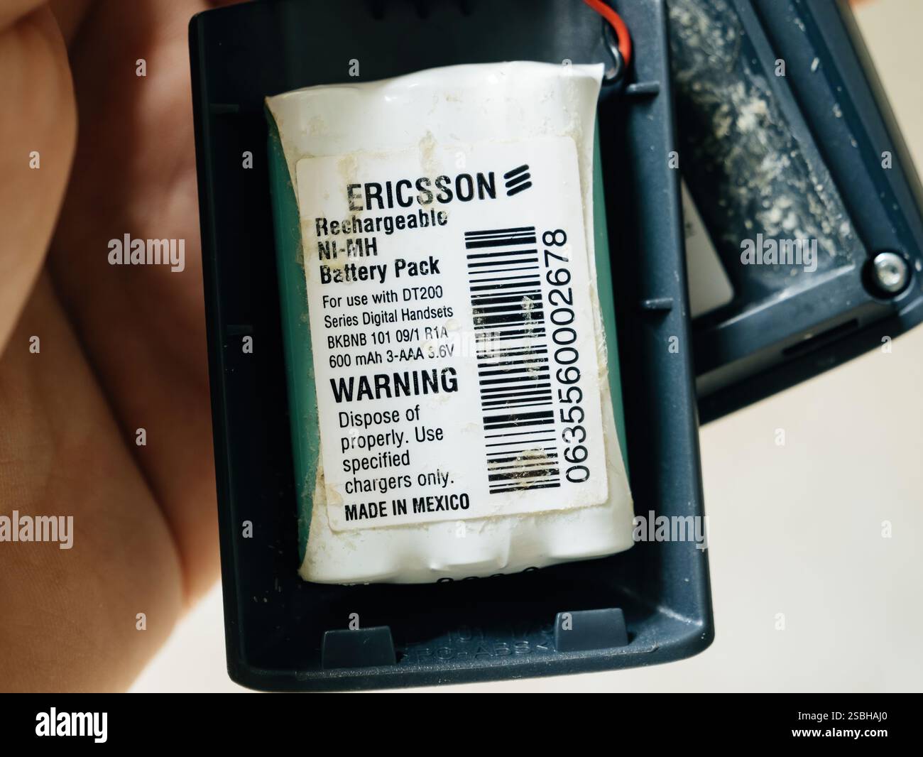 Paris, France - 4 avril 2024 : gros plan d'une batterie rechargeable ni-MH Ericsson pour téléphones numériques, montrant les détails du produit et les avertissements pour pr Banque D'Images