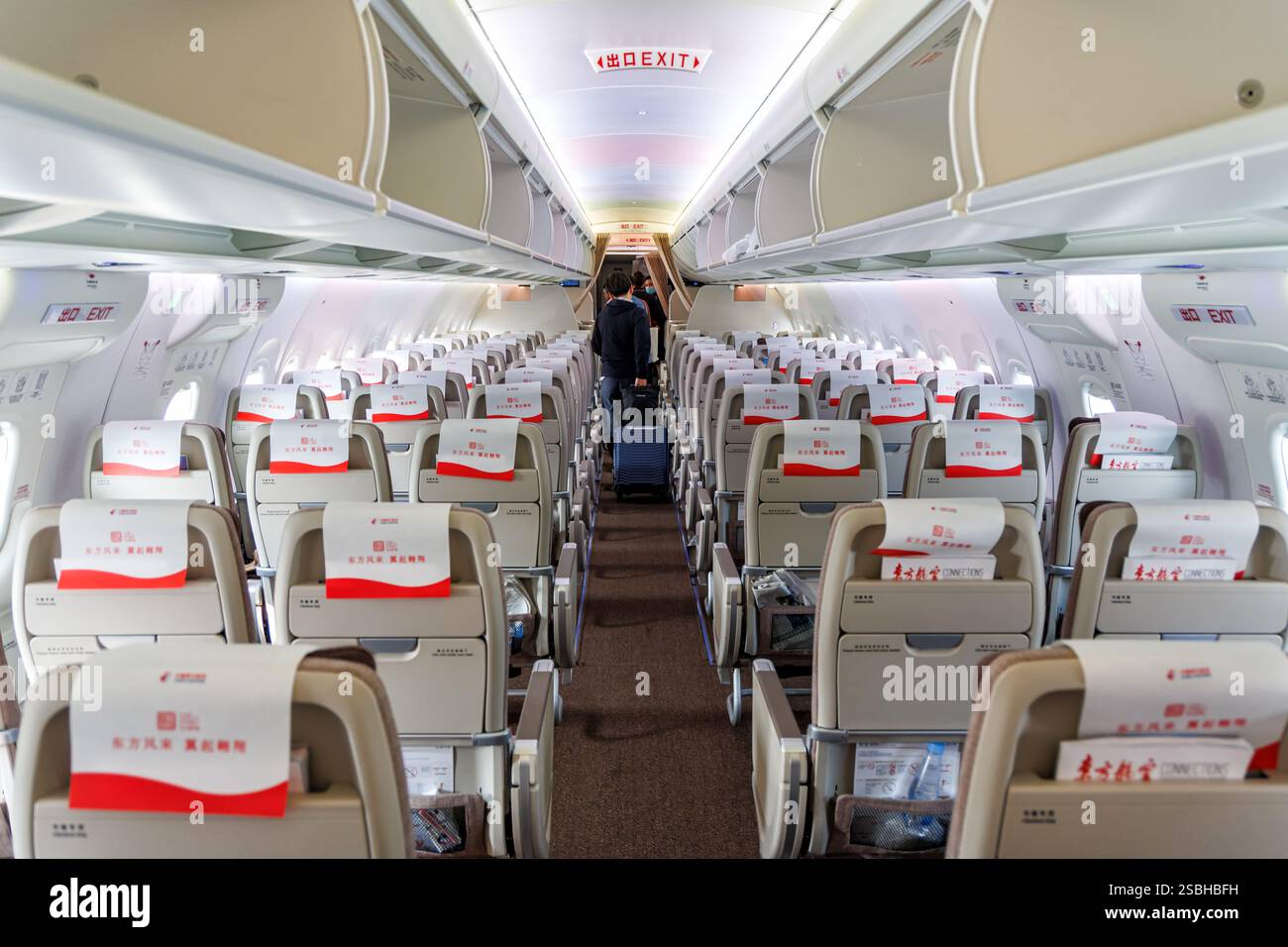Pékin, Chine - 11 avril 2024 : cabine du premier avion entièrement développée en Chine COMAC C919 de China Eastern à l'aéroport de Daxing à Pékin, Chine. Banque D'Images