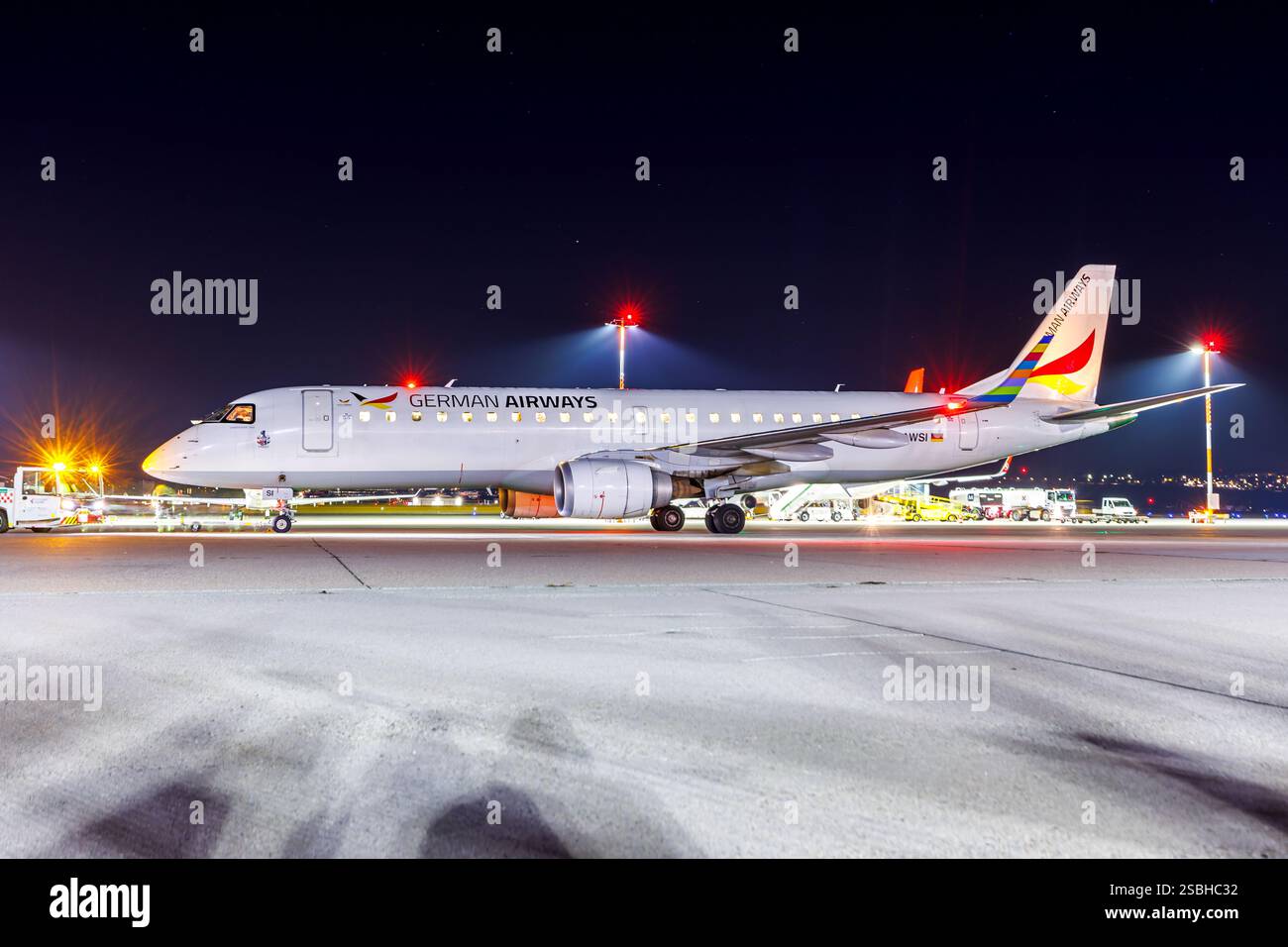 Stuttgart, Allemagne - 30 novembre 2024 : avion Embraer 190 de German Airways à l'aéroport de Stuttgart en Allemagne. Banque D'Images