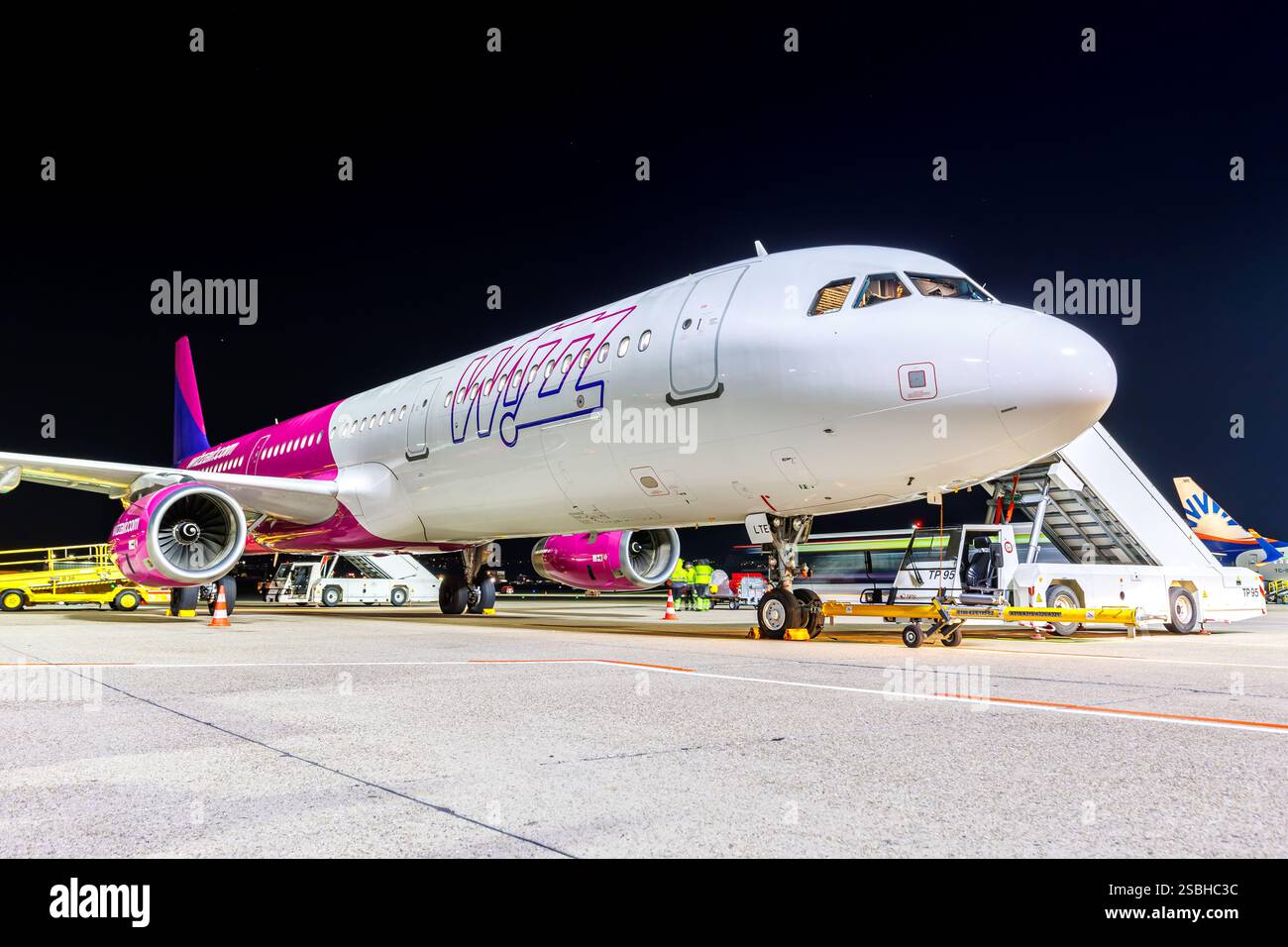 Stuttgart, Allemagne - 30 novembre 2024 : Airbus A321 de Wizzair à l'aéroport de Stuttgart en Allemagne. Banque D'Images